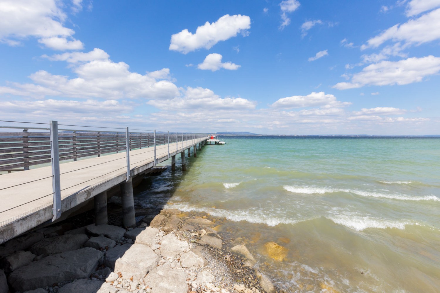 Wahrzeichen am Bodensee: Der 270 Meter lange Schiffsanlegesteg in Altnau.  Bilder: Daniel Fleuti