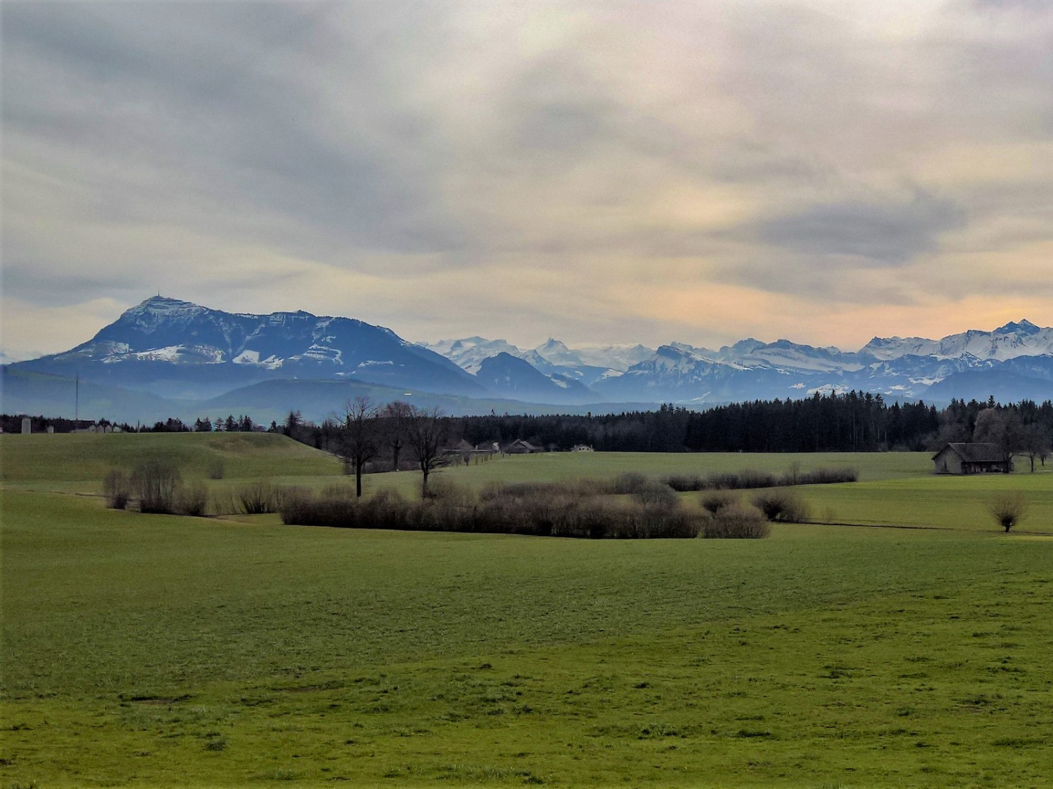 … während sich in den Bergen die Wintersportler tummeln. Bild: Andreas Staeger