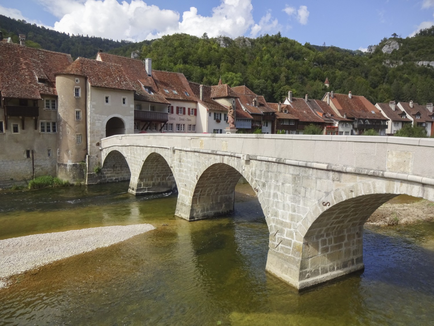 Die historische Pont Saint-Jean führt ins Städtchen St-Ursanne. Bild: Miroslaw Halaba