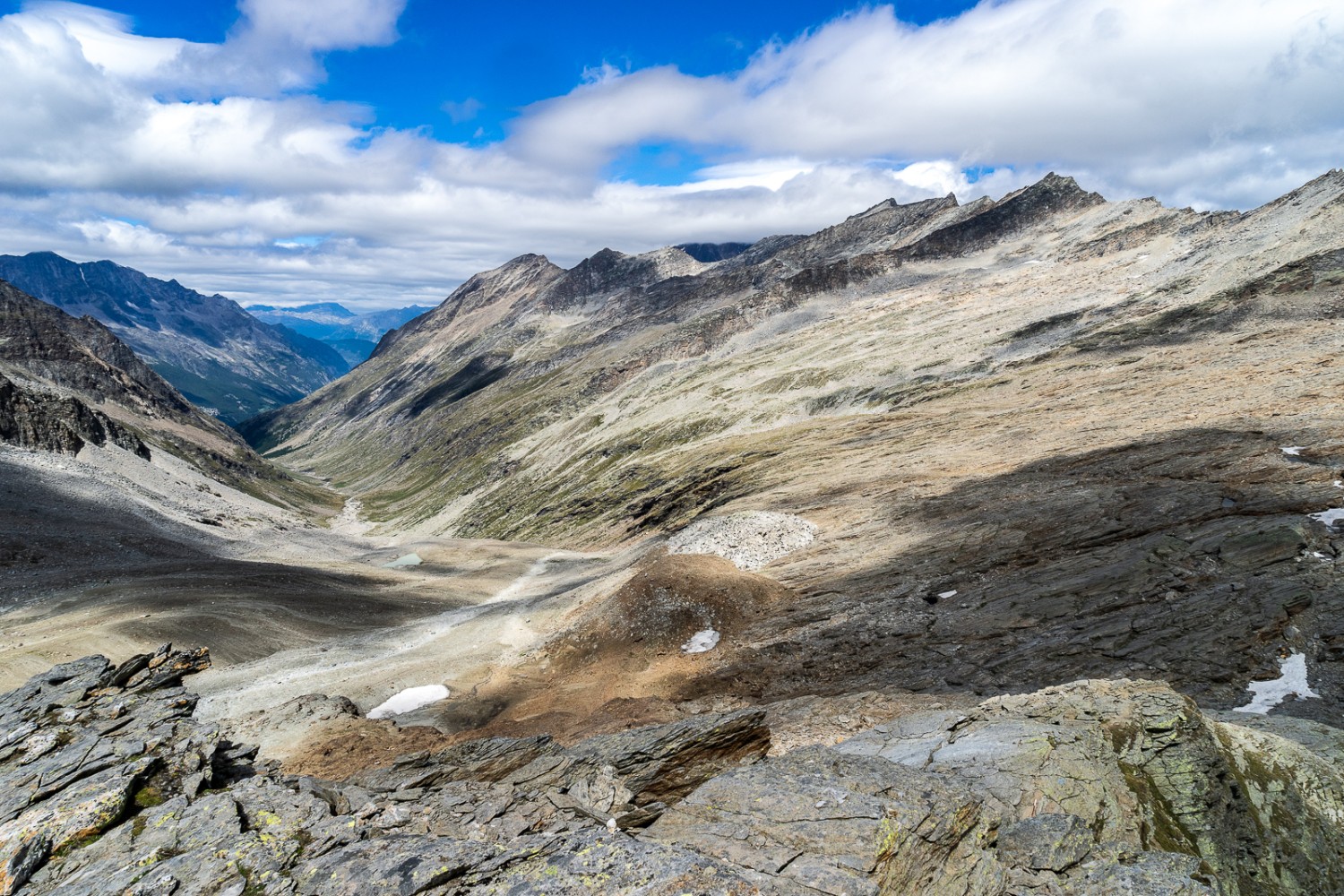 Ein Blick zurück durch das Furggtälli mit seinen interessanten Gesteinsformationen. Bild: Fredy Joss