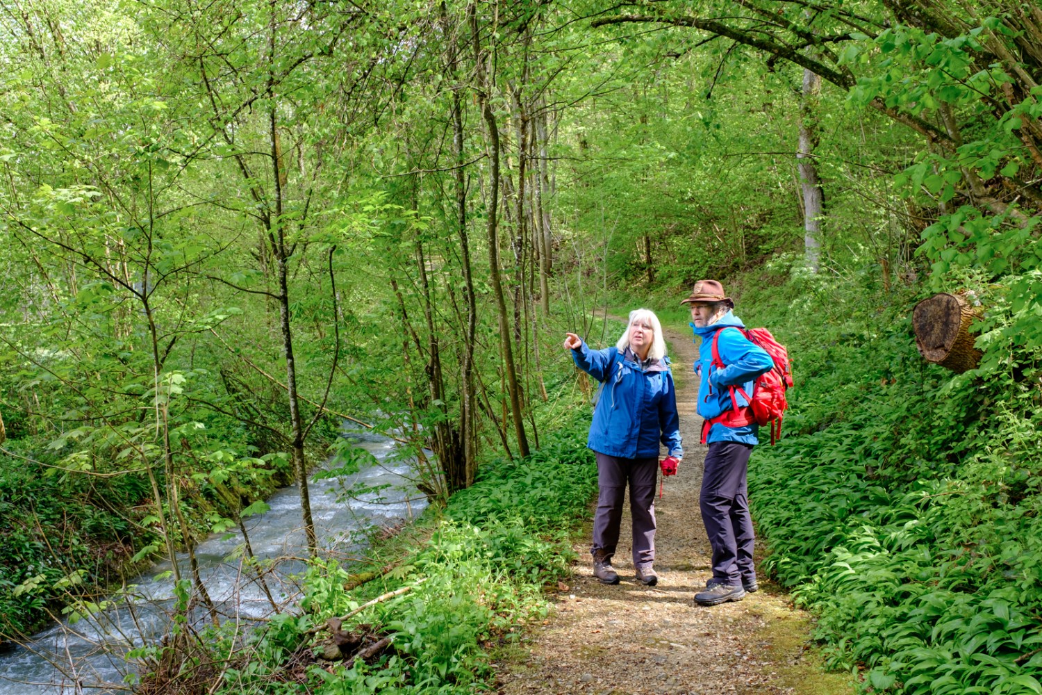 La cheffe de course Ingrid Heimgartner et une participante le long de la charmante rivière Grabenbach. Photo: Iris Kürschner