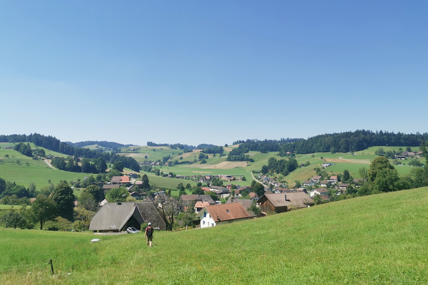 Descente vers Ursenbach, dont l’église compte des vitraux de grande valeur historique. Photo: Evelyne Zaugg.