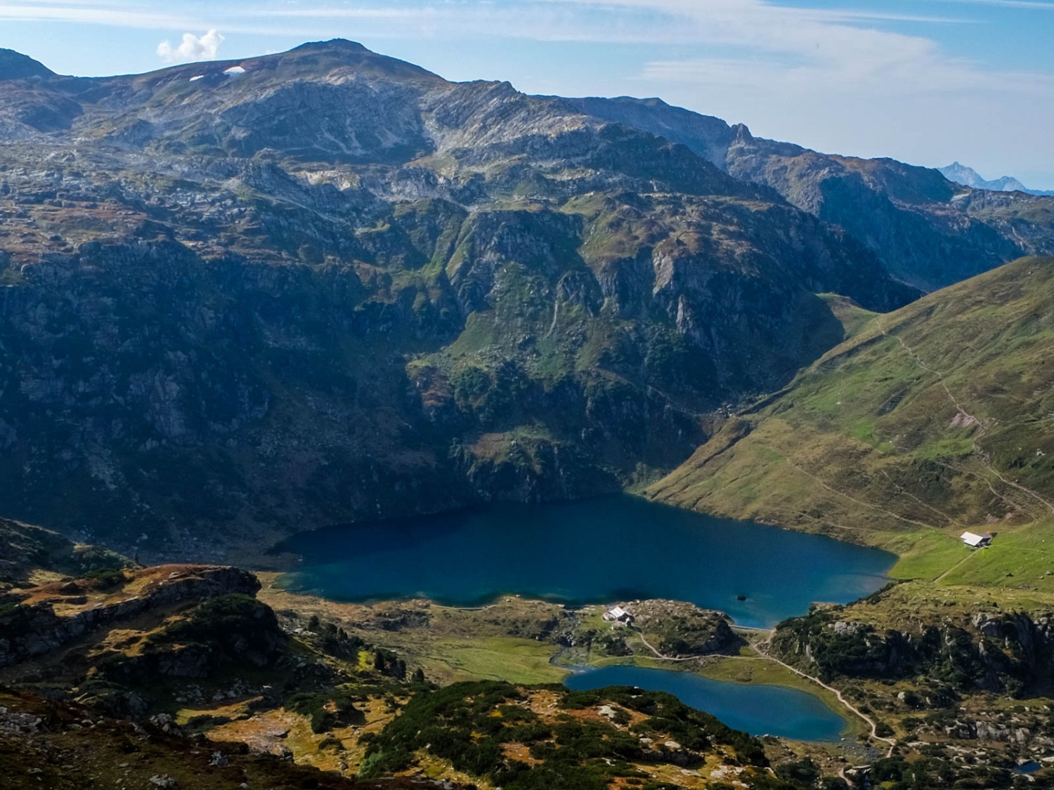 Die Oberen Murgseen, der kleine, der grosse und die Murgseehütte dazwischen. Bild: Elsbeth Flüeler