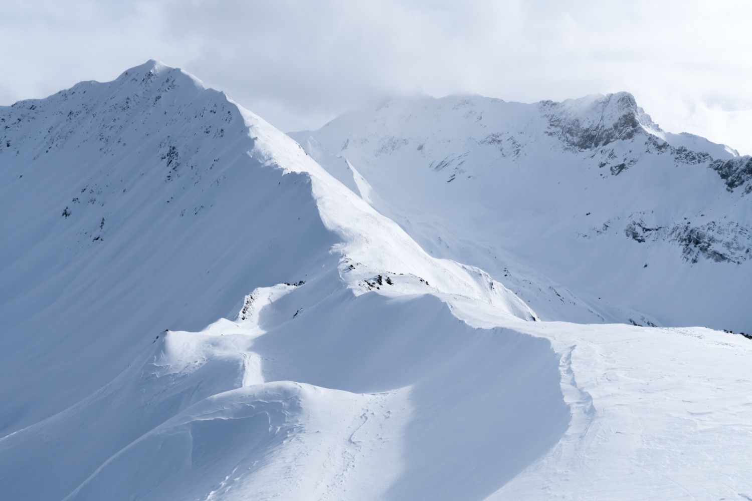 Vue sur le Piz Zavretta et le Tschimas da Tisch. Photo: Jon Guler