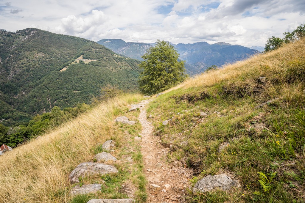 Der Weg von Rasa nach Intragna mit Aussicht auf das wunderschöne Centovalli. Bild: Wanderblondies