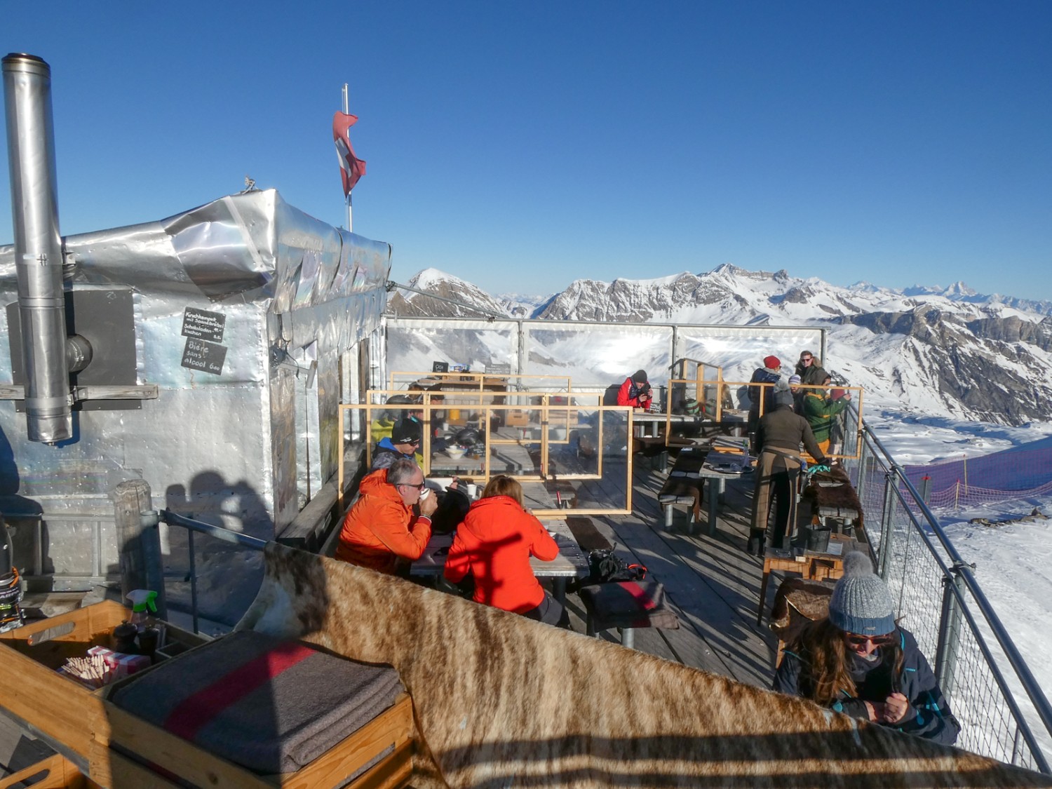 Terrasse mit viel Aussicht: das Refuge l’Espace. Bild: Rémy Kappeler