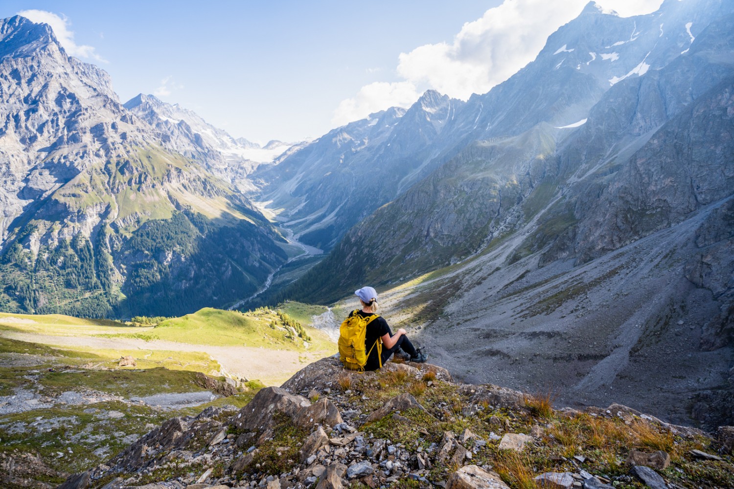 Pause im Aufstieg zum Lötschepass mit Aussicht auf das wilde hintere Gasteretal. Bild: Wanderblondies