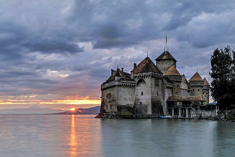 Das Schloss Chillon am Genfersee im dramatischen Licht des Sonnenuntergangs. Bild: Verein «Die Schweizer Schlösser»