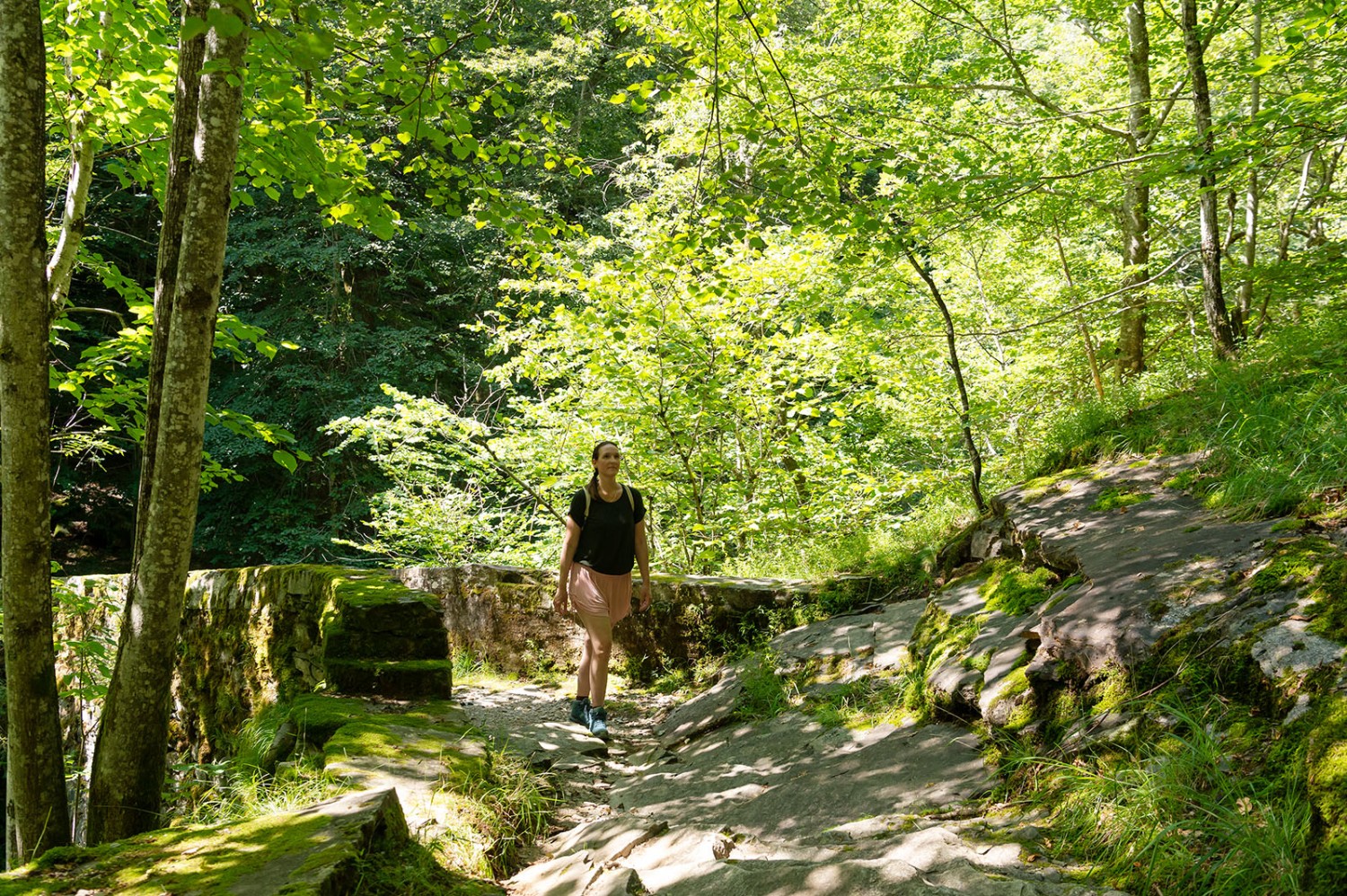 Les anciens chemins sont en bon état et rendent la randonnée très agréable. Photo: Raja Läubli