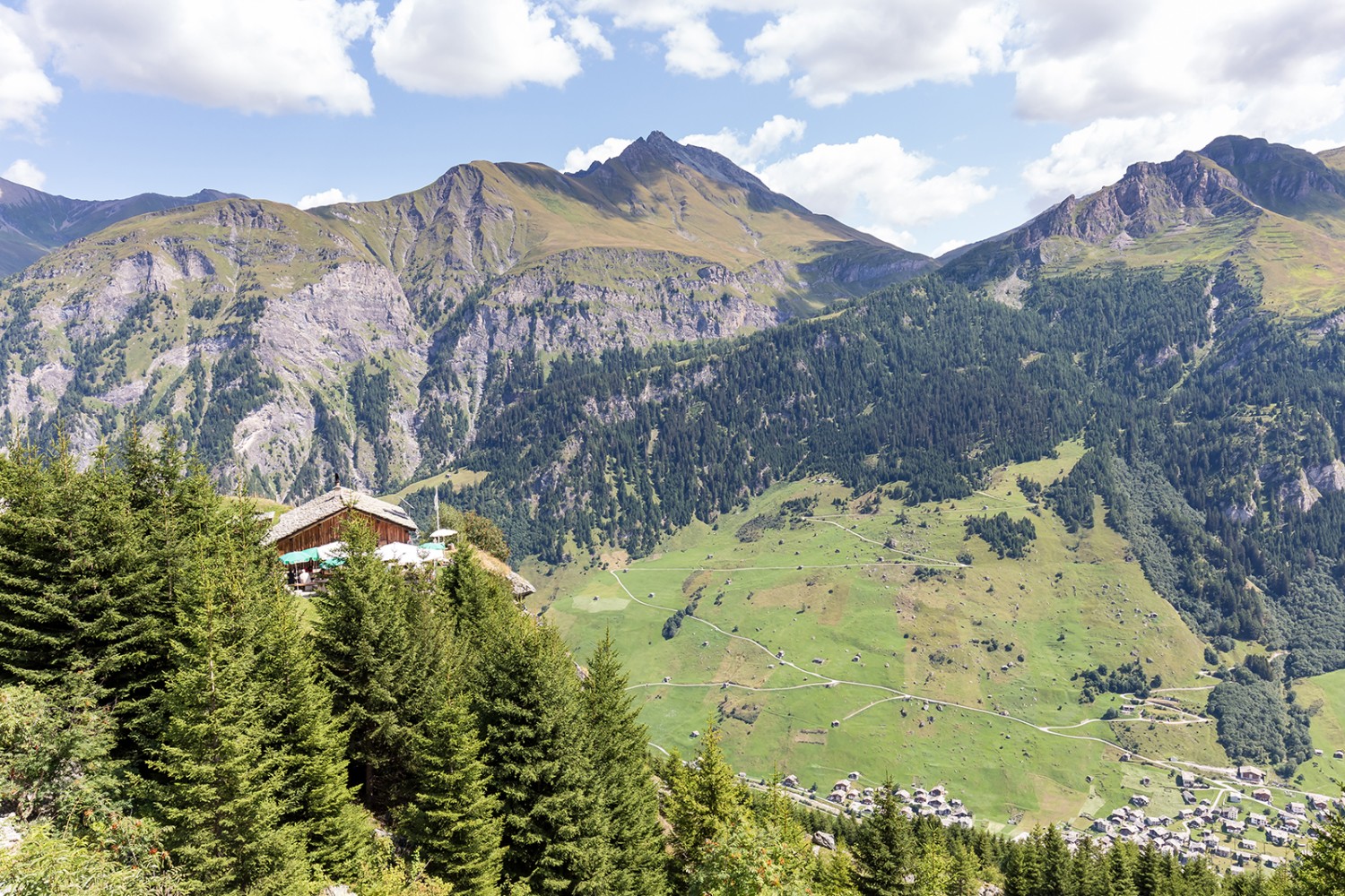 Die Hängelahütte ist spektakulär auf einem Felssporn oberhalb von Vals gelegen.