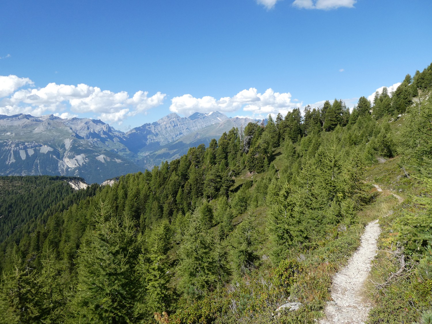 Blick zurück zum Illgraben. Dahinter Leukerbad mit dem Gemmipass.