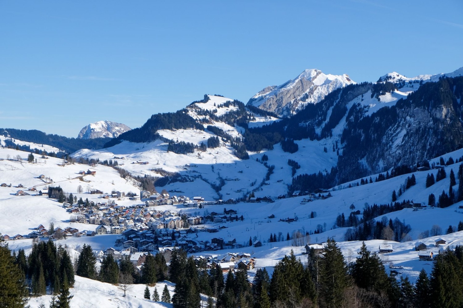 Sanft und stetig gewinnt die Winterwanderung an Höhe. Sicht auf Oberiberg.