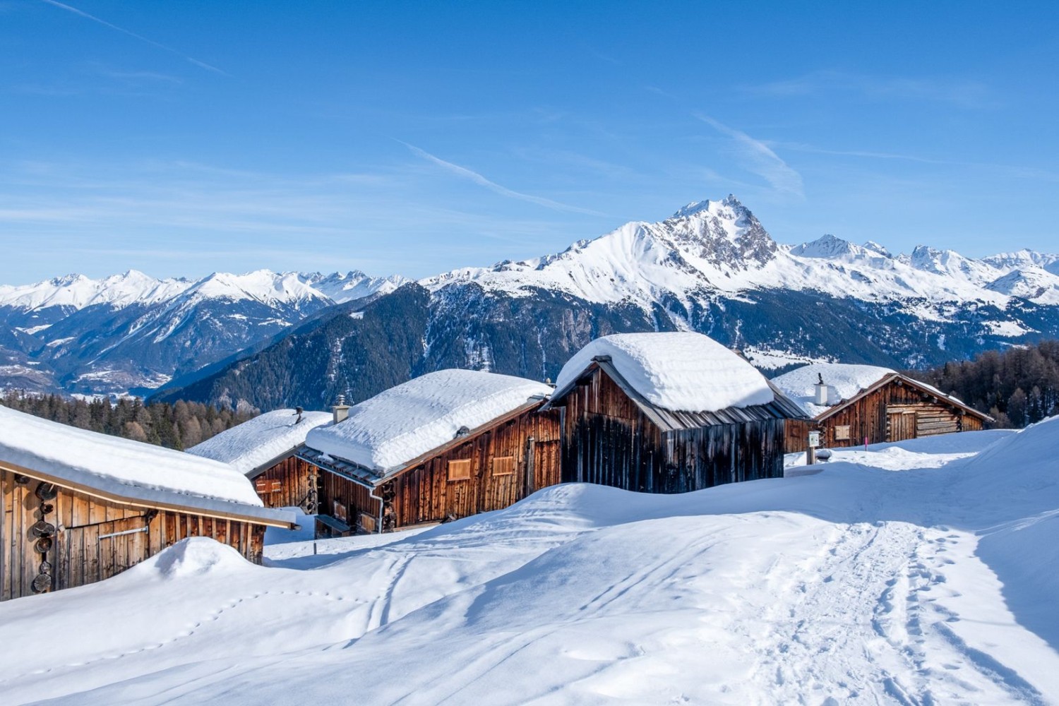 En hiver, le hameau de Munter semble désert. Raison de plus pour y faire un arrêt prolongé face au somptueux Piz Mitgel.