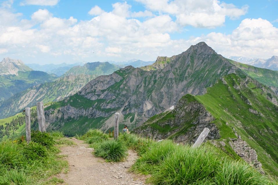 Gipfelglück mit dem Châtillon im Vordergrund. Dahinter die Voralpen.