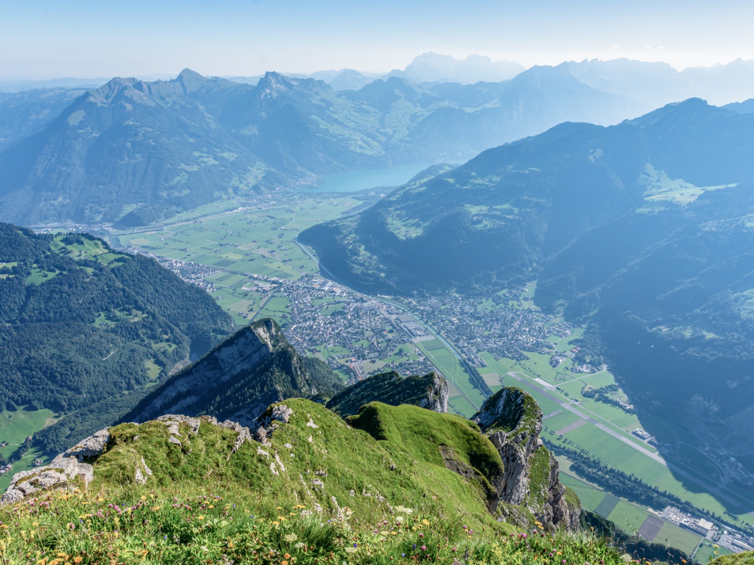 Herrliche Aussicht vom Rautispitz, tief unten liegen Näfels und der Walensee. Bild: Franz Ulrich