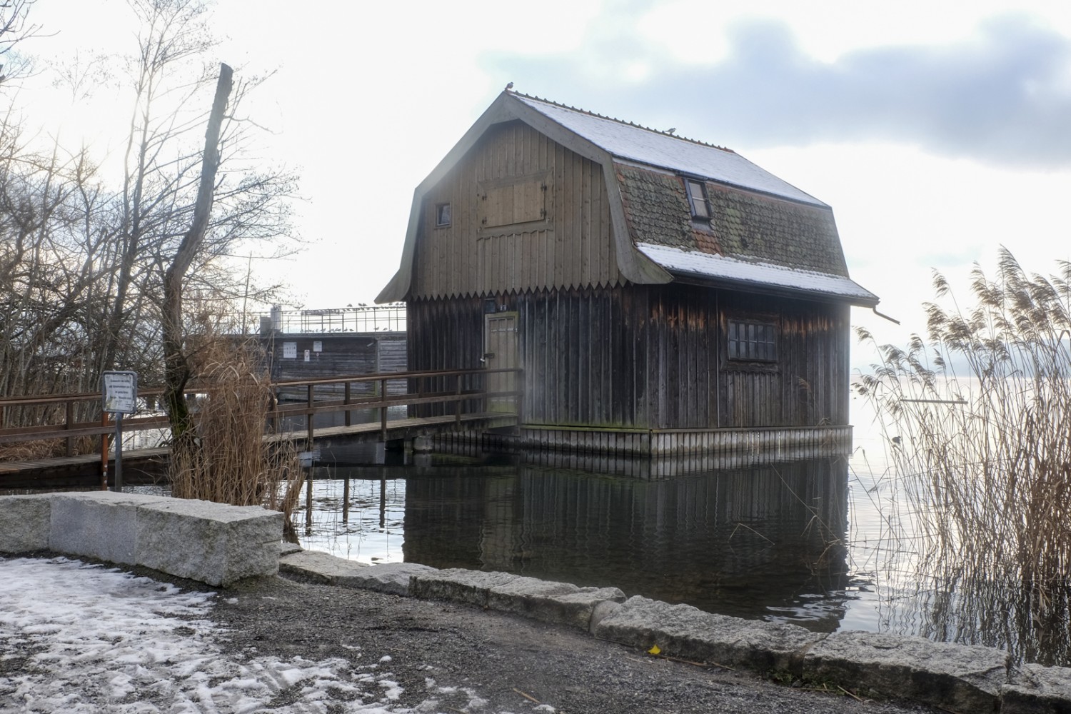 Hangar à bateau et cabine de plage à Bad Seengen. Là aussi, le calme règne. Photo: Elsbeth Flüeler