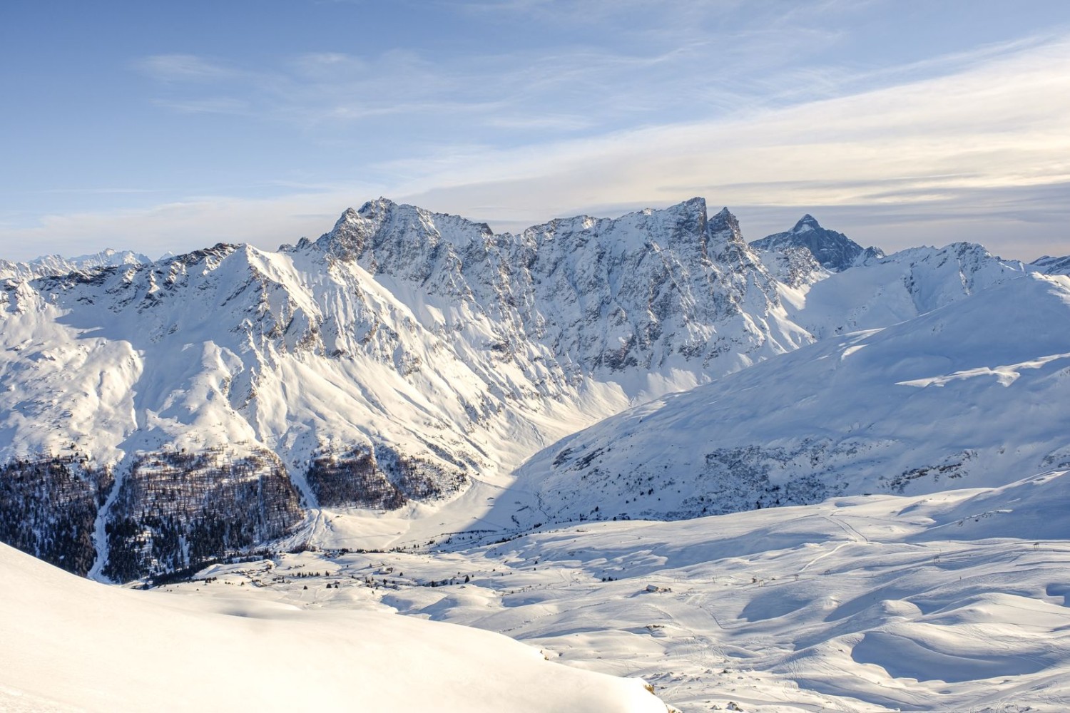 Von Beginn der Wanderung weg eindrücklich ist die Aussicht aufs Val Nandro mit den Seitentälern Val Curtegns und Schmorras.