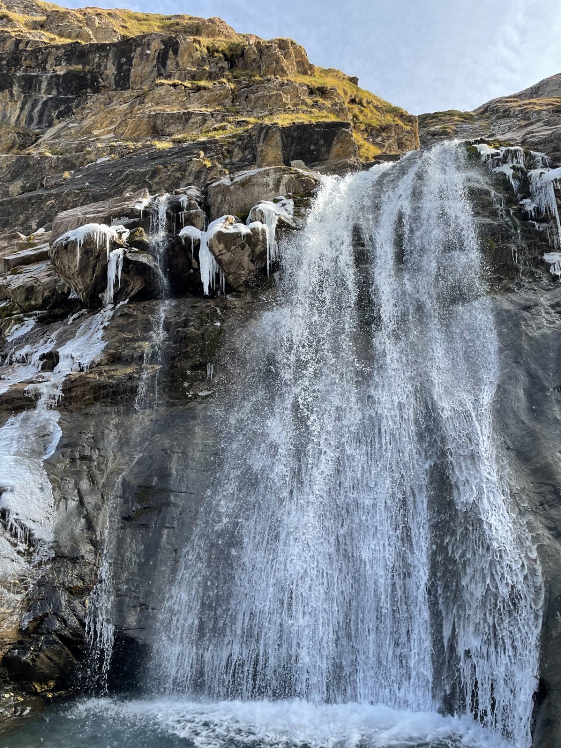 On peut s’approcher de la cascade située en face de la cabane. Photo: Rémy Kappeler