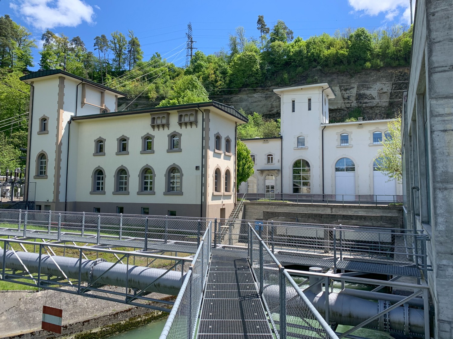 Le chemin passe devant la centrale électrique d'Hauterive, située dans un lieu tranquille près de la rivière et de la forêt. Photo: Monika Leuenberger