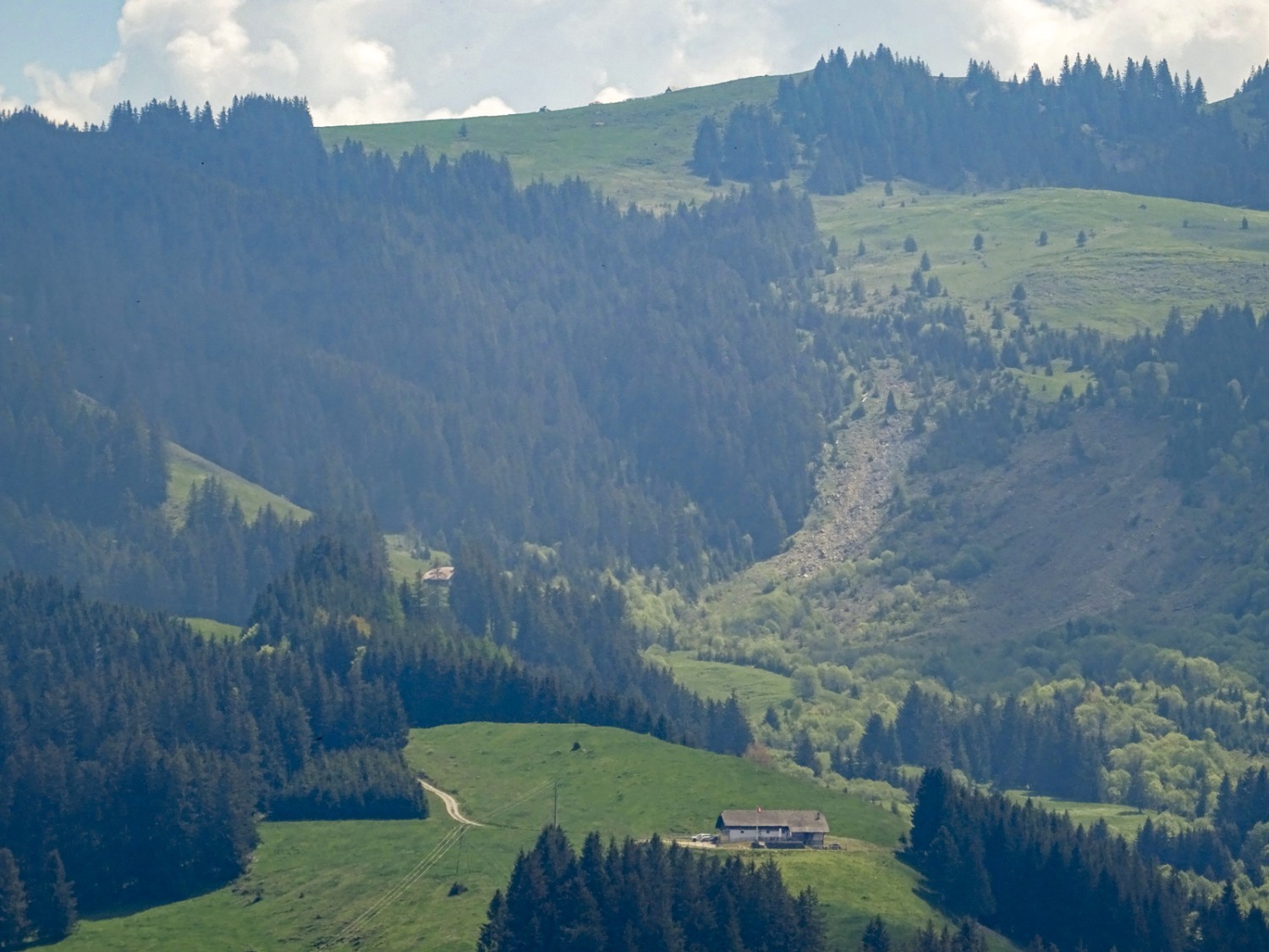 À Falli-Hölli, un important glissement de terrain a détruit un village de vacances. Photo: Sabine Joss