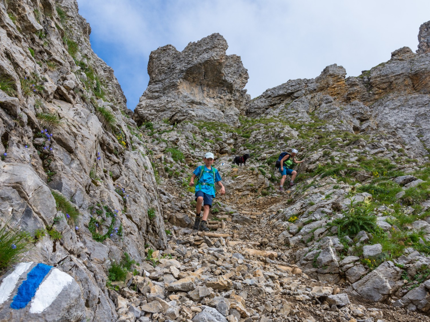 Der Weg führt durch ein mässig steiles Couloir nach unten. Bild: Franz Ulrich