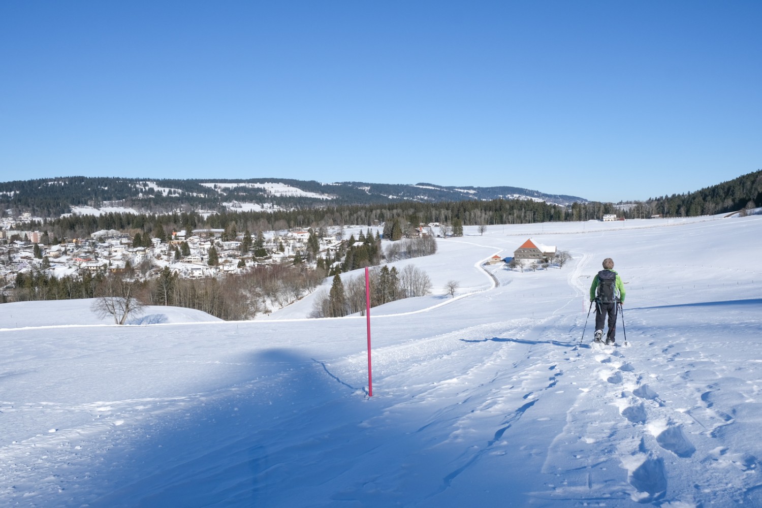 Peu avant l’arrivée: la piste mène par des champs dégagés vers la ville horlogère du Locle. Photo: Markus Ruff