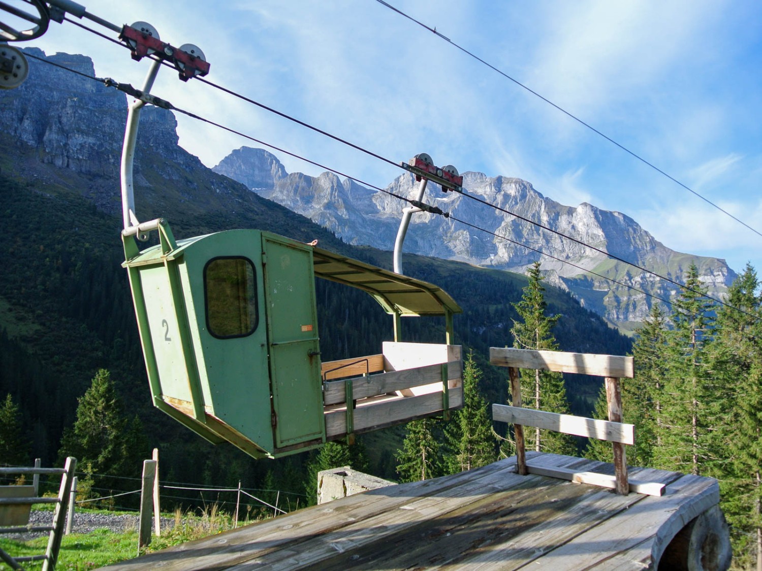 Die offene Bahn auf die Alp Sinsgäu lässt einen spektakulären Blick in die Tiefe zu. Bild: Rémy Kappeler