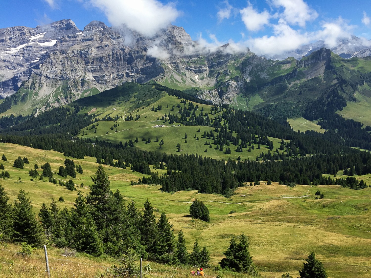 Kurze Rast mit Aussicht vor dem Col de la Croix. Bild: Rémy Kappeler