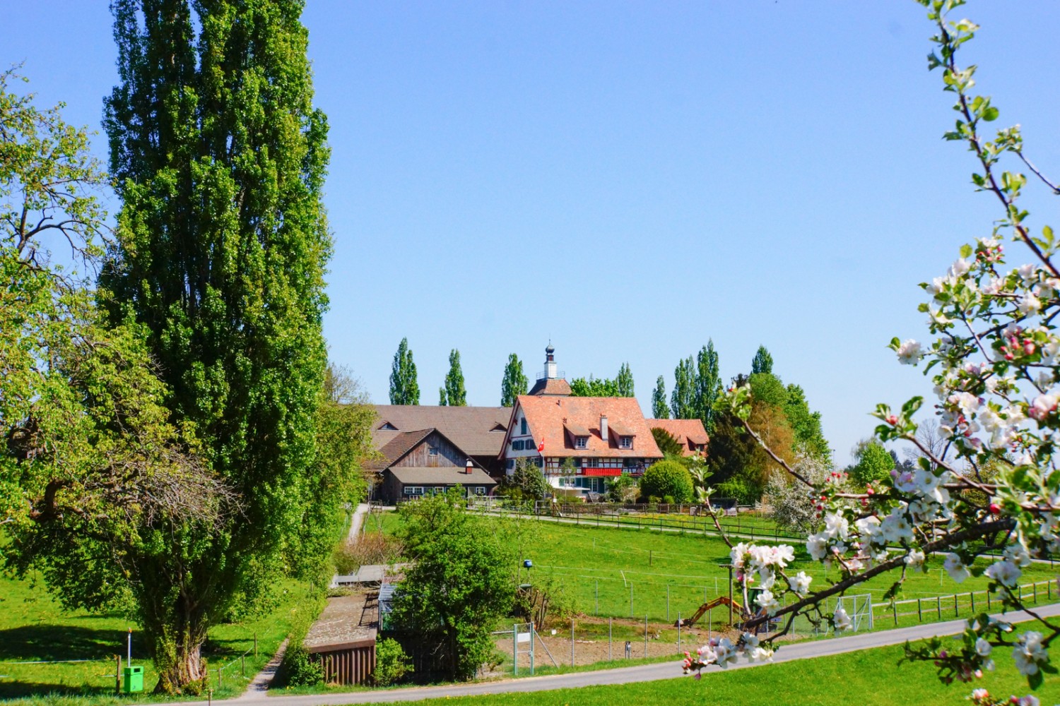 Die Route führt immer wieder an Siedlungen vorbei.