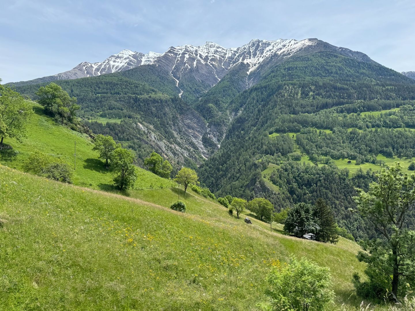 Splendida veduta sulle montagne vallesane incappucciate di neve.