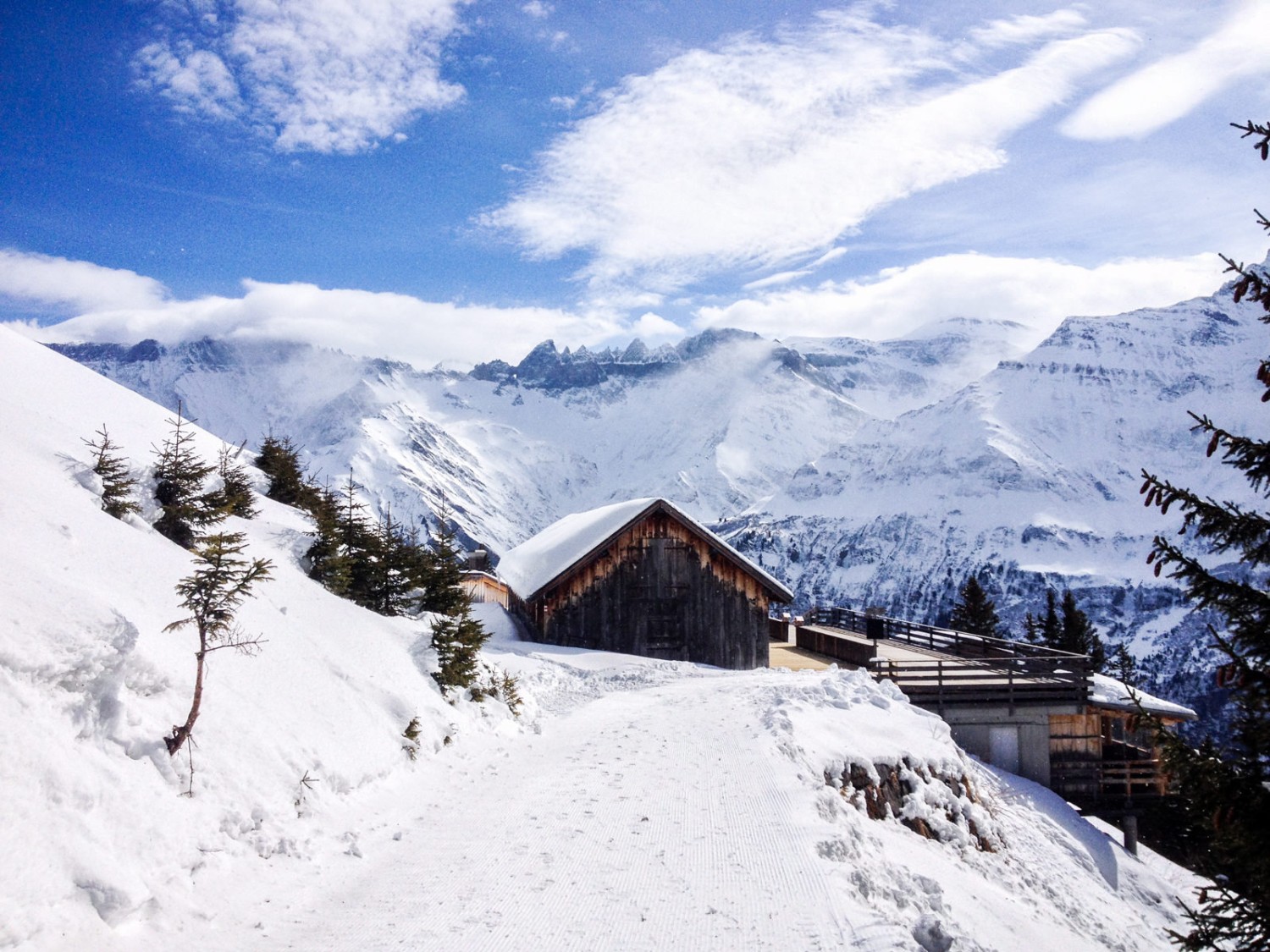 Plötzlich ist sie da: Die Munggä Hütte mit Ausblick aufs Martinsloch. Bild: Claudia Peter