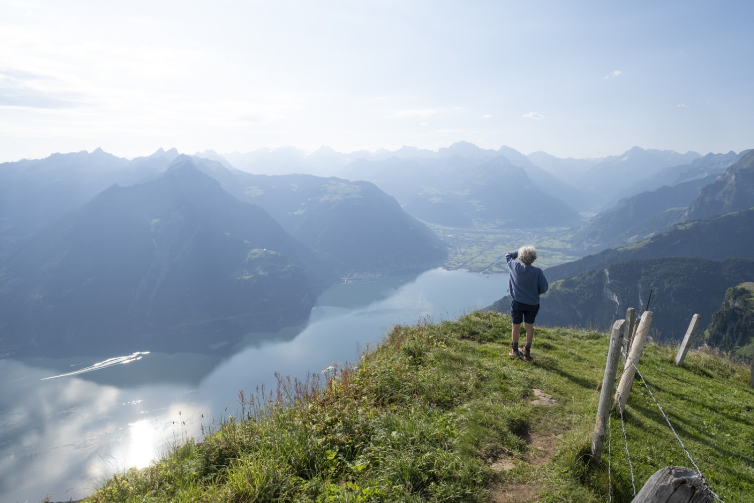 Vom Weg aus geniesst man den Blick auf den Urnersee Richtung Uri. Bild: Markus Ruff