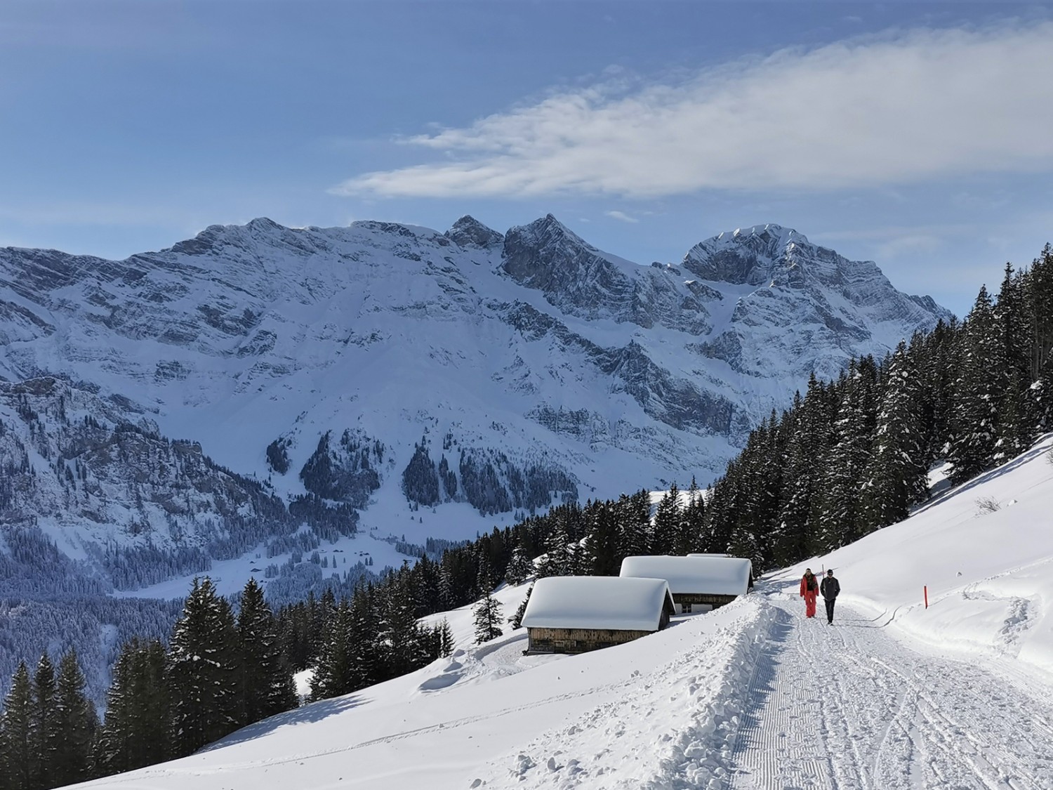 Dans la descente entre la cabane Brunni et Ristis, vue sur la vallée de l’Engelberger Aa; à droite, le Huetstock. Photo: Andreas Staeger.