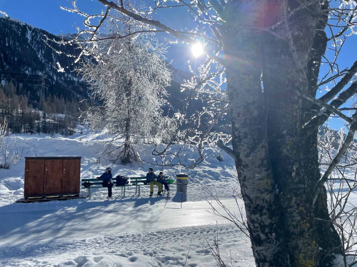 Pause à la fin du sentier de glace, près de Zuoz. Photo: Rémy Kappeler