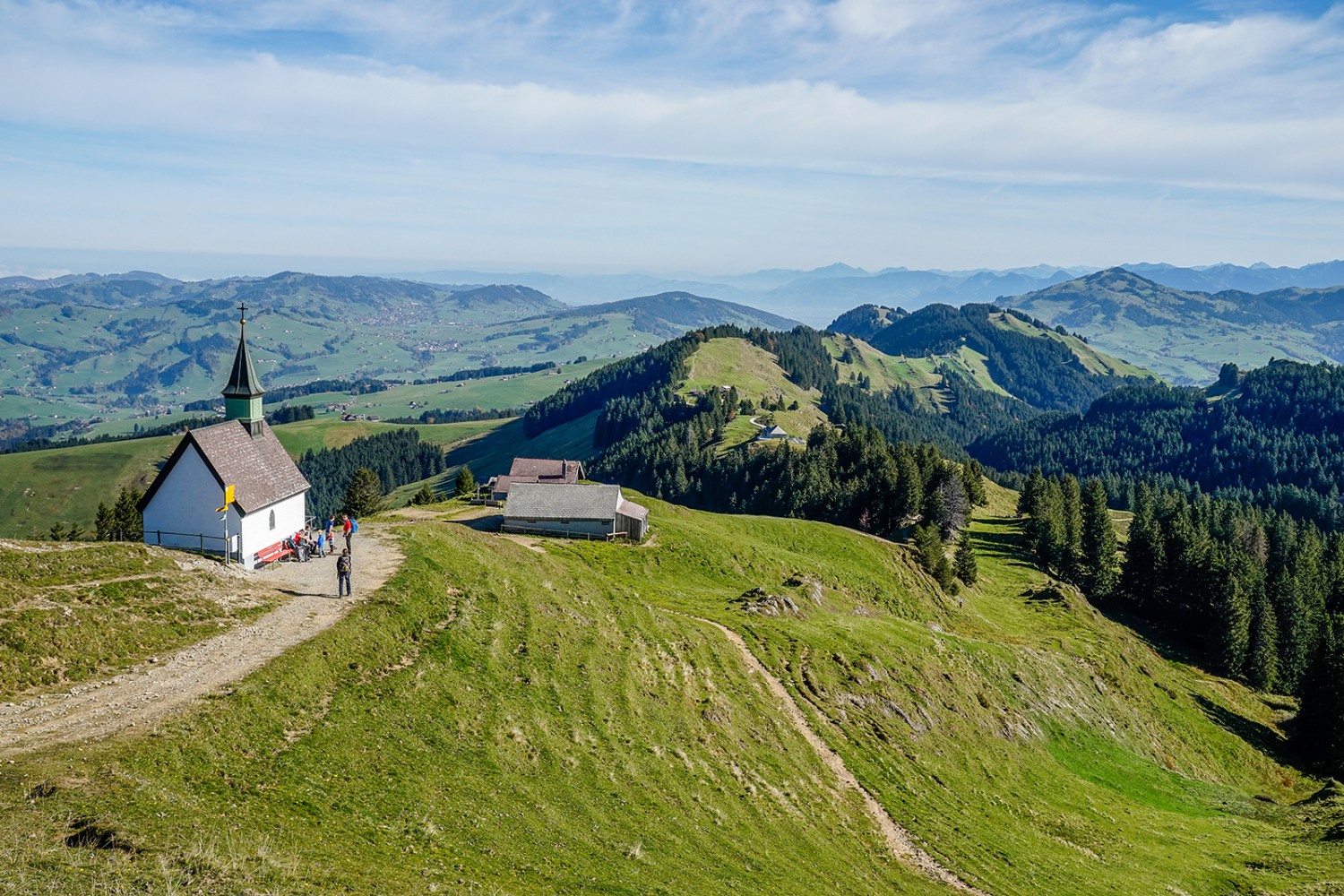 Von der Kapelle St. Jakob ist der weitere Verlauf des Grates gut zu sehen.