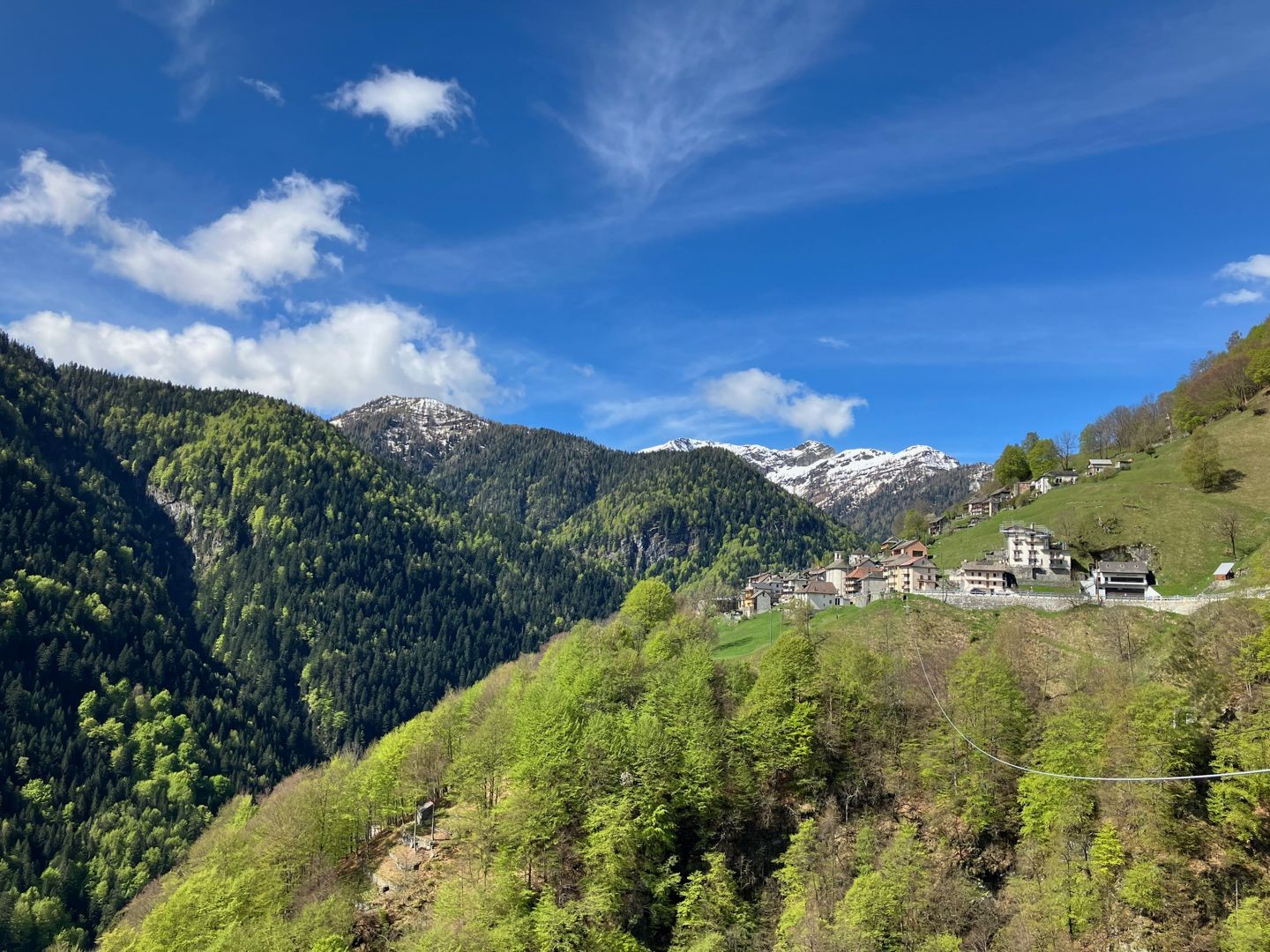 Spruga, le village marginal et ses dernières maisons avant la frontière italienne.