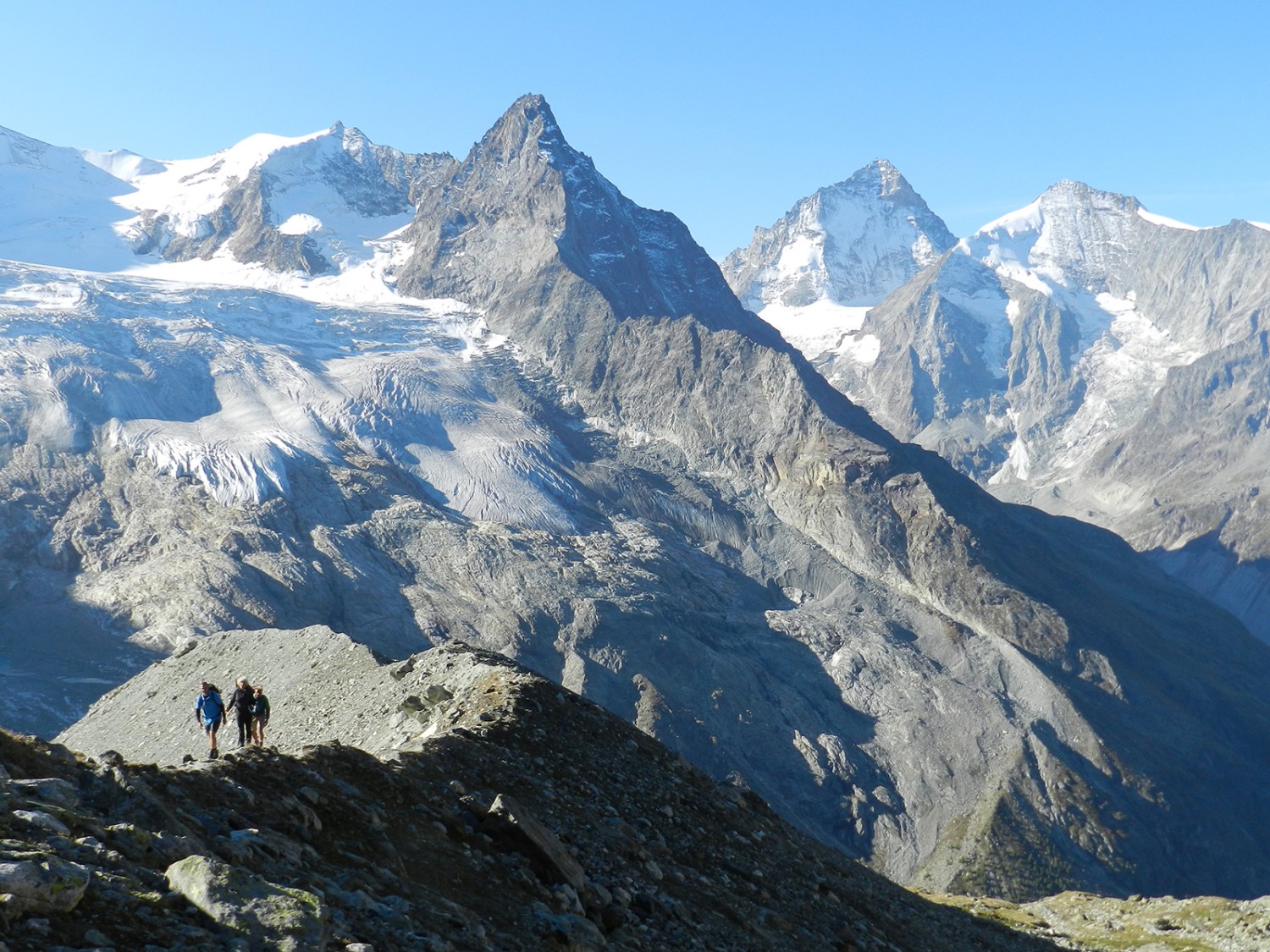 Après avoir passé le col de Milon, les randonneurs marchent sur la moraine. Photos: Patricia Michaud