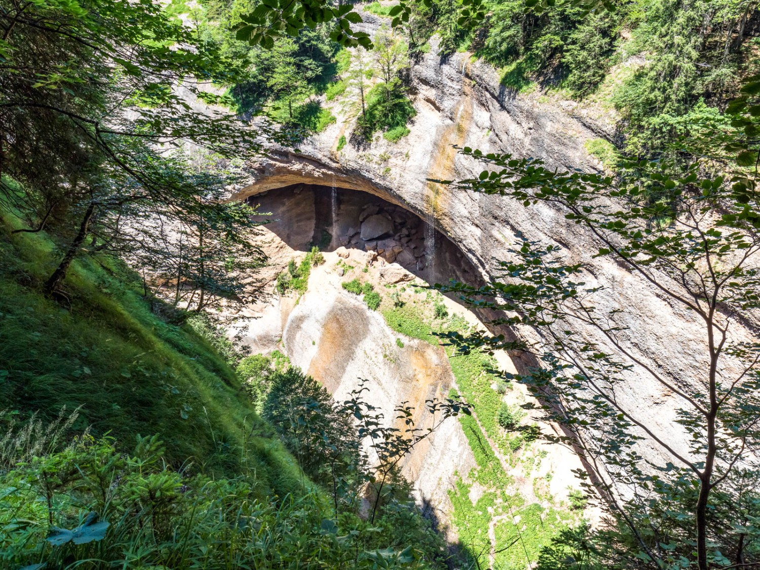 Ausblick auf die Felsformationen der Ofenlochschlucht. Bild: Daniel Fleuti