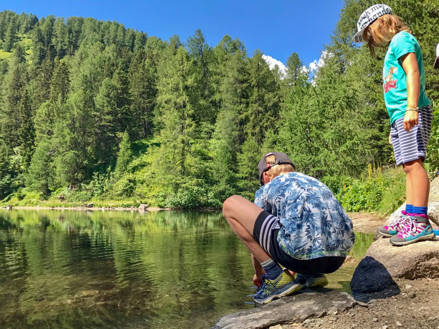 Rast am Lägh da Bitabergh im Lärchenwald. Bild: Laura Riedi