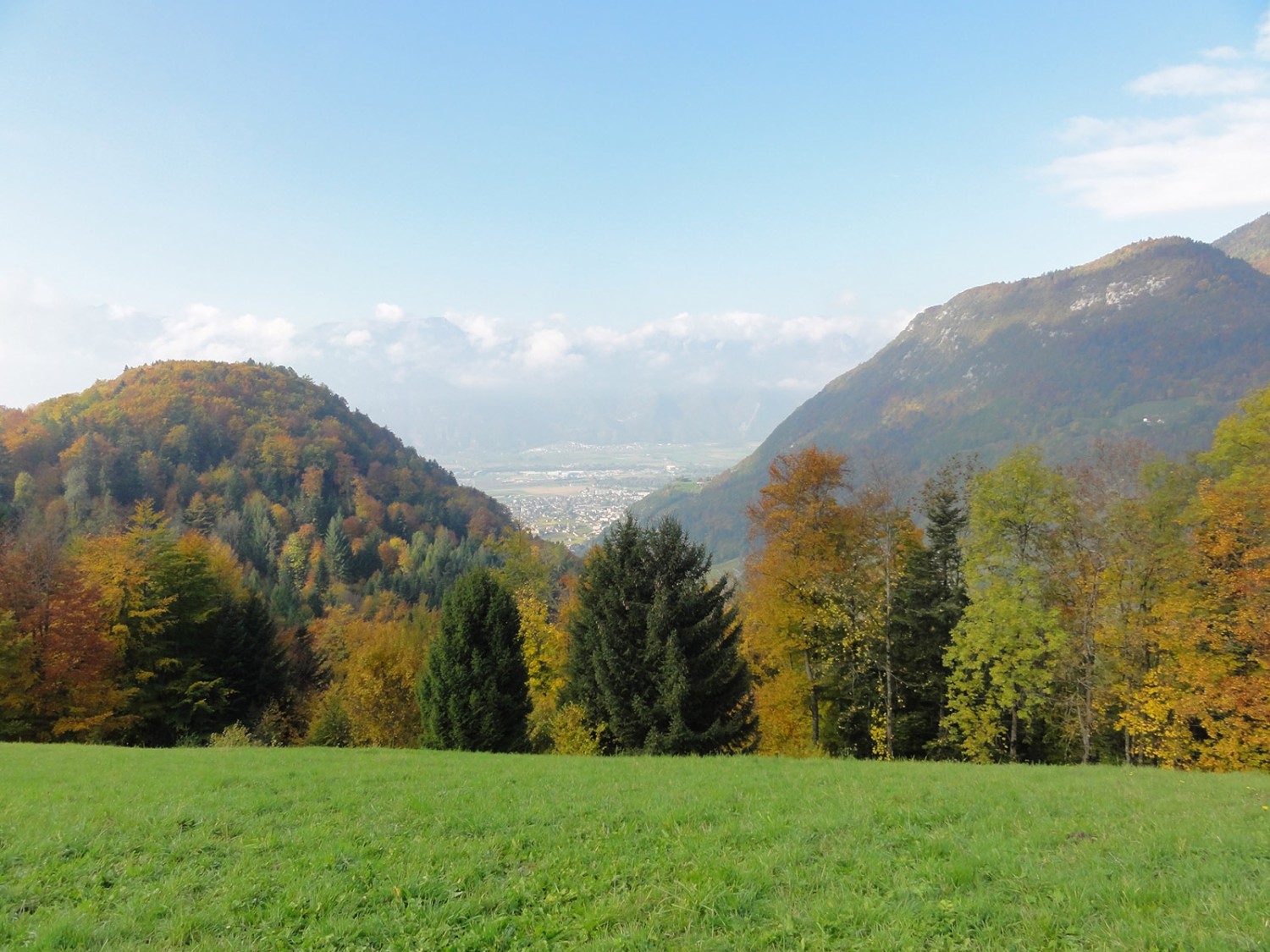 Peu avant Panex, une vue sur la vallée du Rhône et Aigle. Photo: Elsbeth Flüeler       