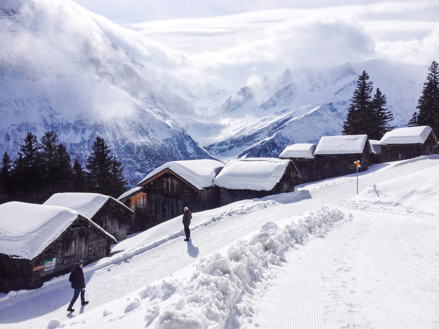 Unter dicken Schneedecken verstecken sich die Holzscheunen. Bild: Claudia Peter