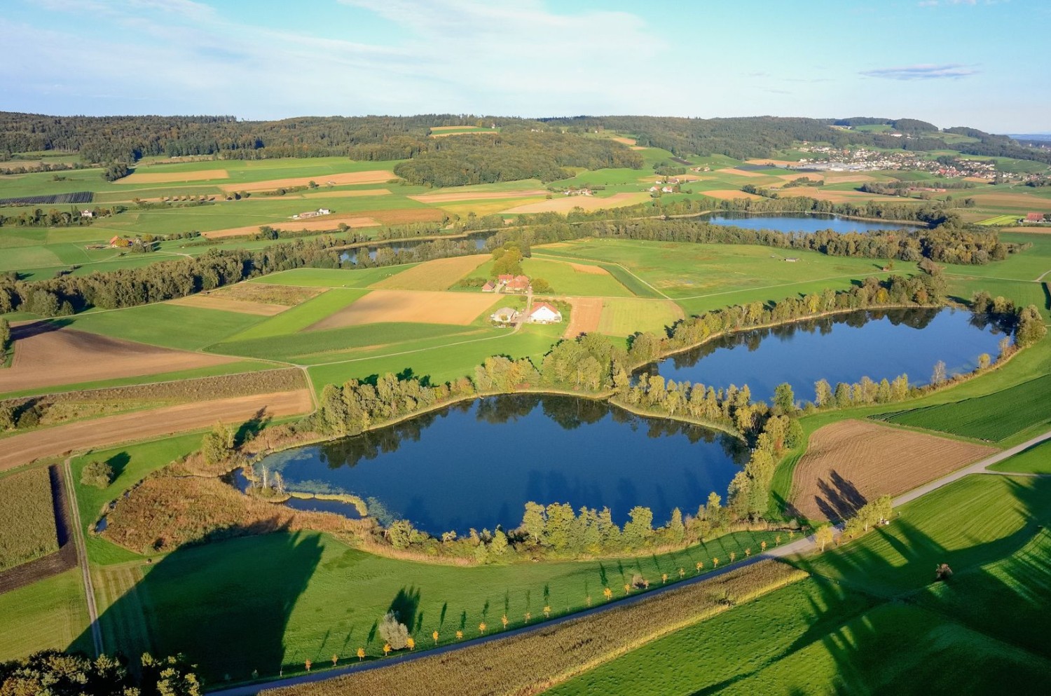 Der zweigeteilte Hasesee, hinten der Hüttwiilersee