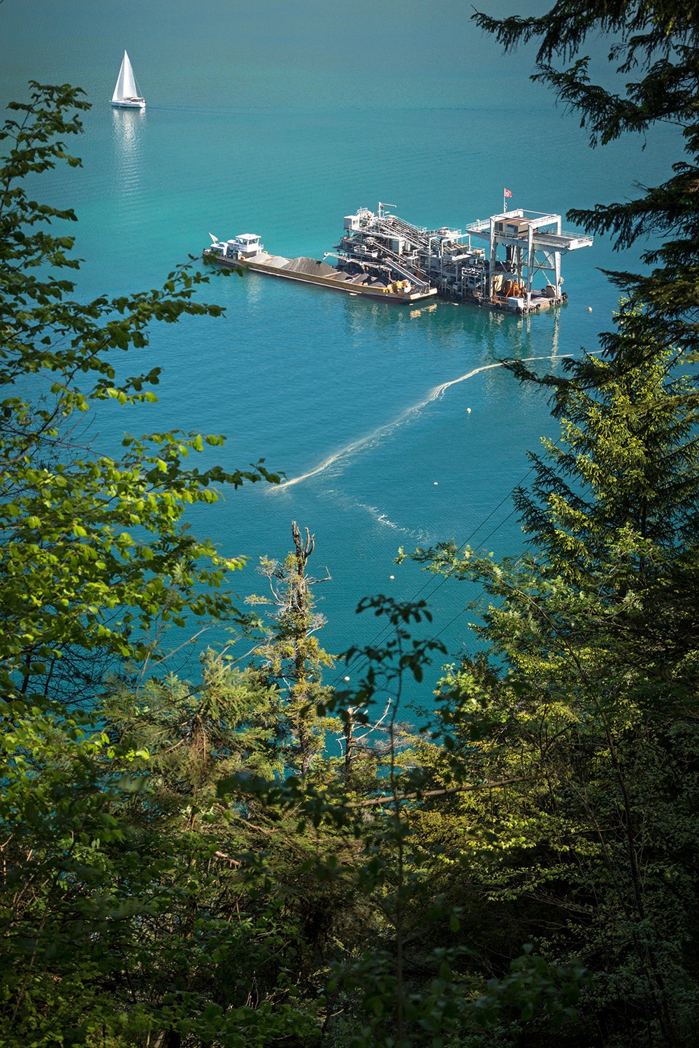 La drague sur le lac des Quatre-Cantons est bien visible depuis les gorges de Risleten. Photo: Severin Nowacki
