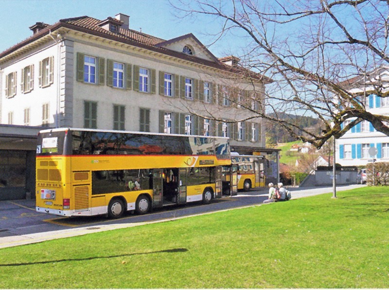 Die Wanderung beginnt mit einer Fahrt im Doppelstock-Postauto nach Heiden.