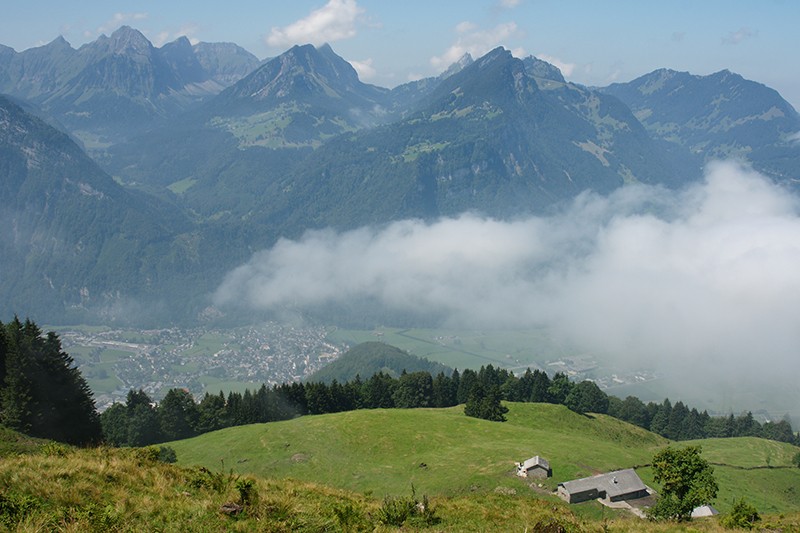 Vue sur Näfels avec l'Oberseetal en arrière-plan.   Photo: Luc Hagmann