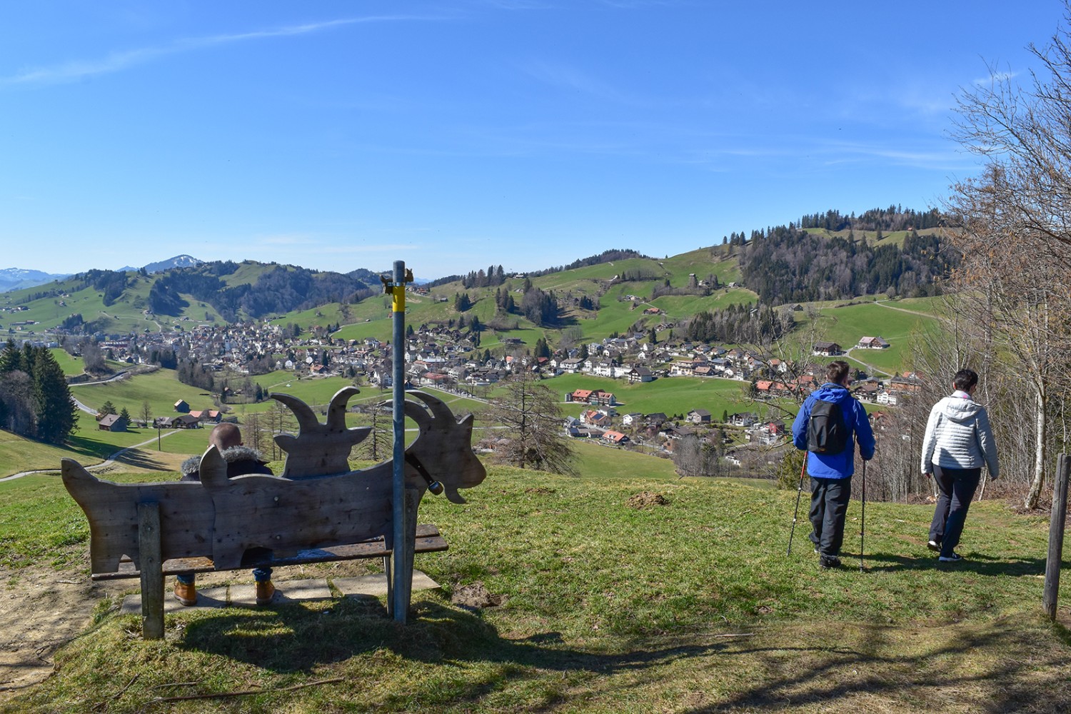 Unterwegs laden Lauras Holzbänkli zum Verweilen ein.