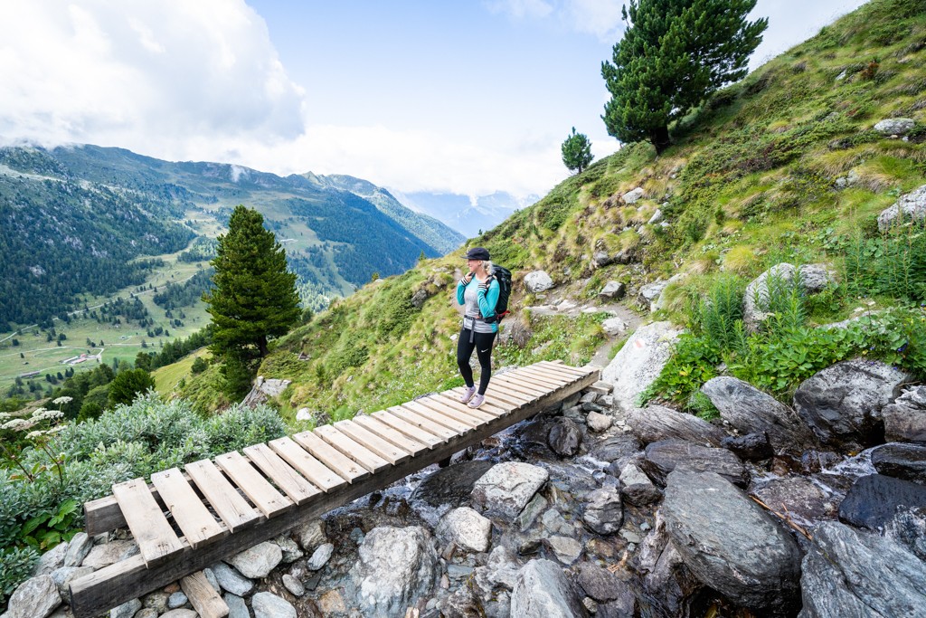 Brücke entlang der Bisse de Chervé mit dem Rhonetal im Hintergrund. Bild: Wanderblondies