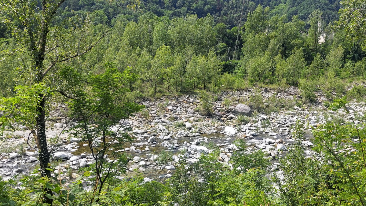 Le tronçon le long de la Melezza offre de nombreuses possibilités de pauses au bord de l’eau. Photo: Tatjana Häuselmann