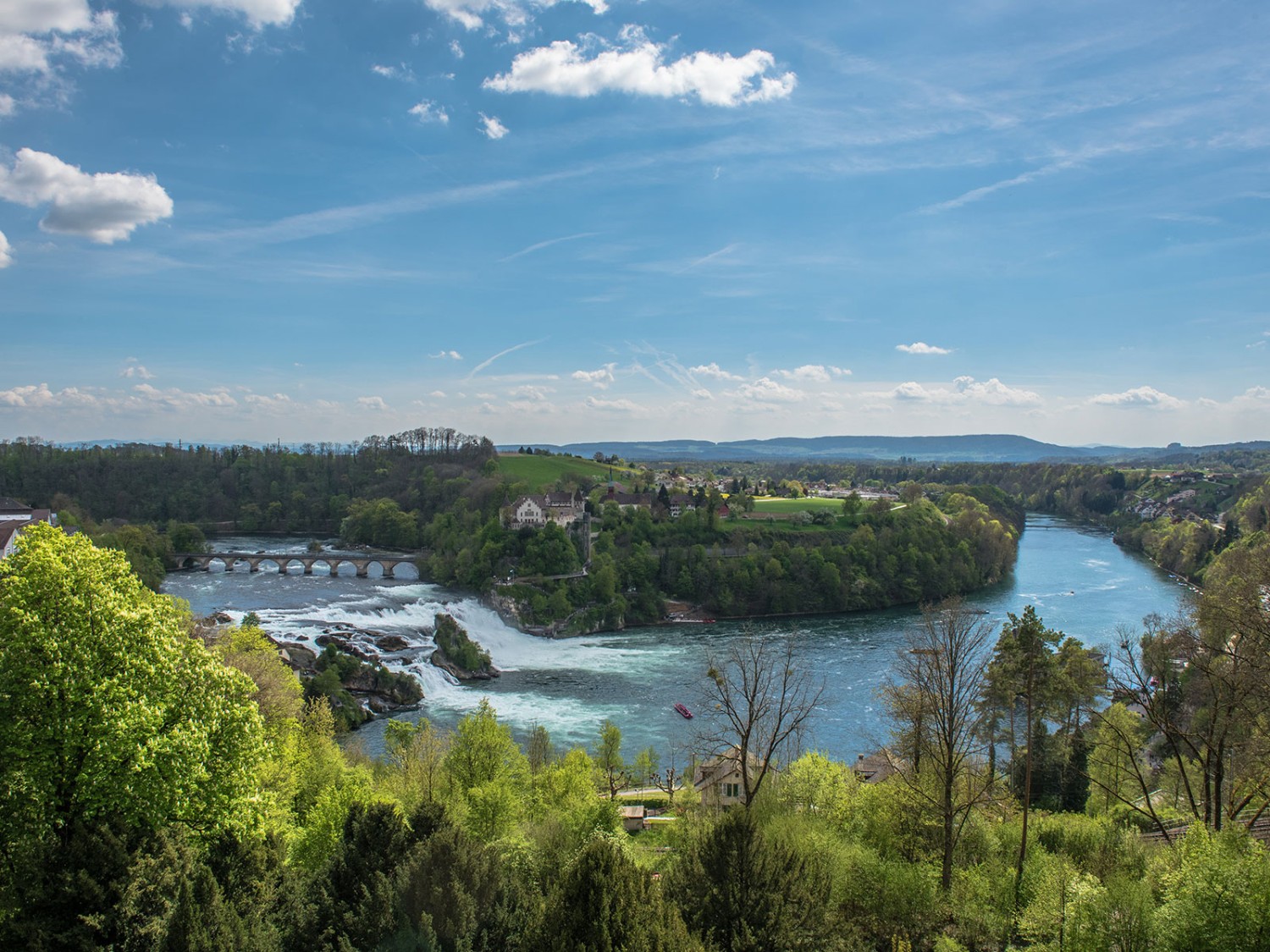 Der tosende Rheinfall ist ein beliebtes Ausflugsziel. Bilder: Schaffhausen Tourismus, Bruno Sternegg