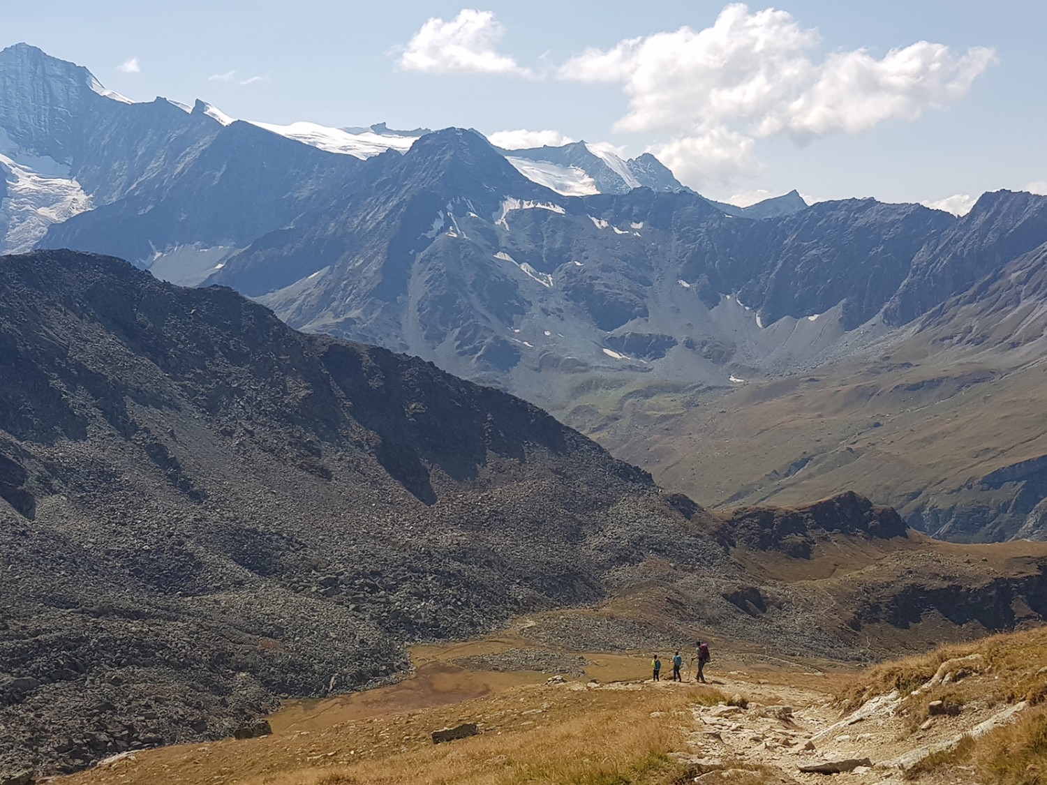 Durant la raide ascension jusqu’à la cabane de Tracuit, on s’arrête de temps en temps pour reprendre son souffle et savourer la beauté du paysage.